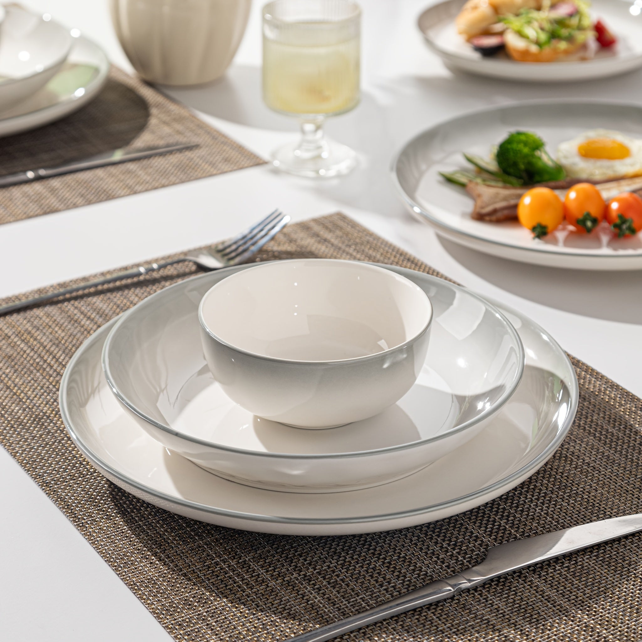 8\u002F16pcs Ceramic Dinnerware Set, Including Steak Plates And Salad Bowls, Featuring A Minimalist And Elegant Design. Can Hold Serving Steaks, Turkey, And Other Delicacies In Restaurants, Hotels, And Other Venues. Commercial And Household Tableware